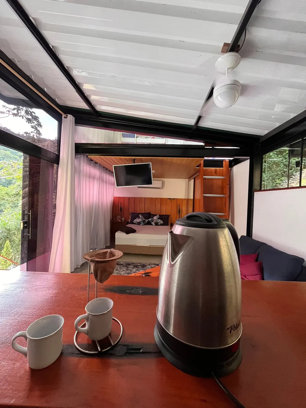 Chaleira e coador para o café