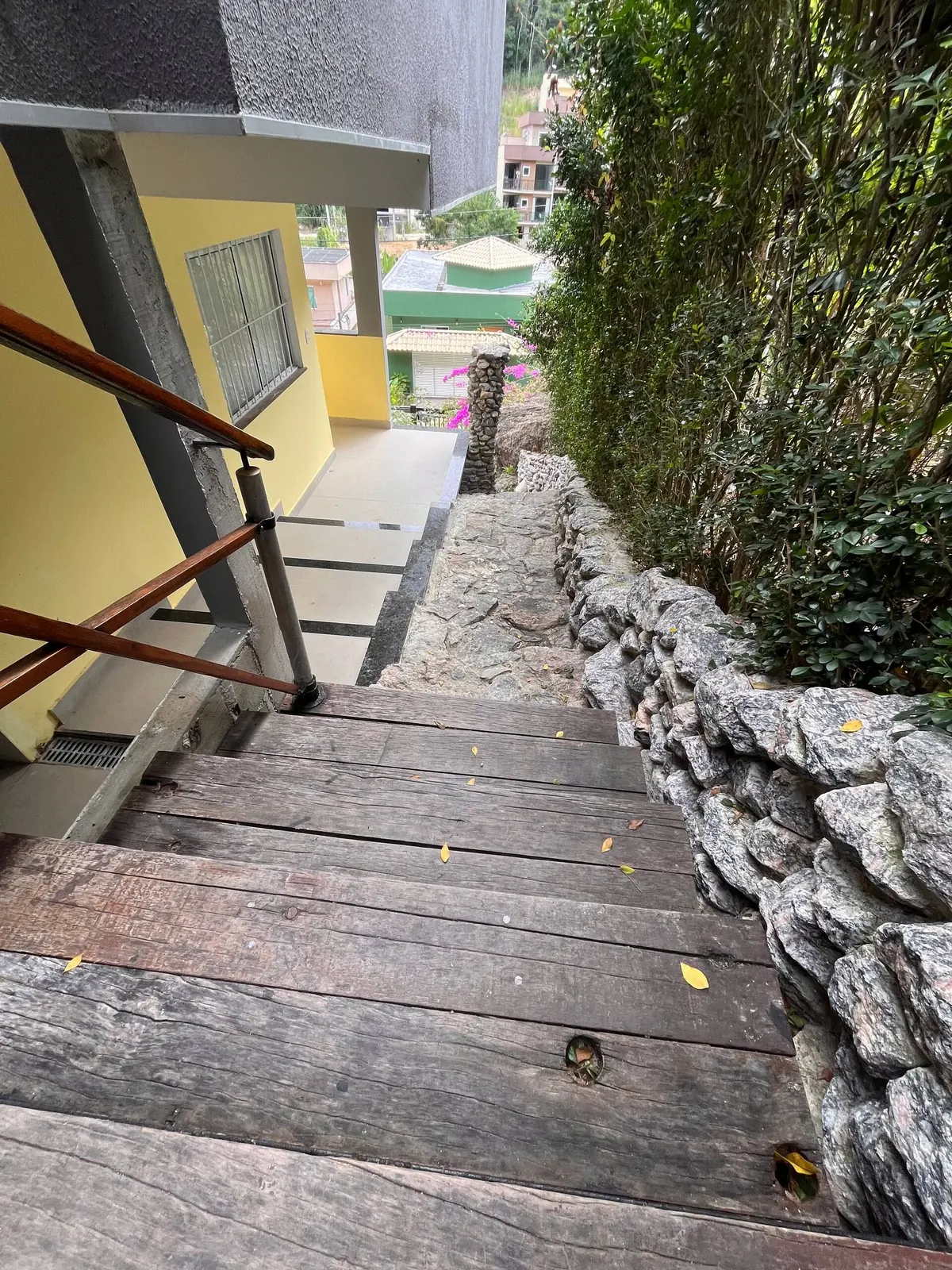 A escada de madeira, entre os muros de pedra