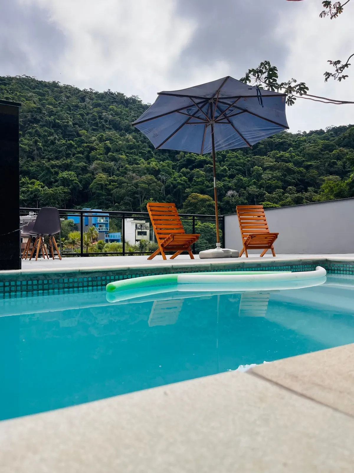 A piscina exclusiva, de frente para a mata