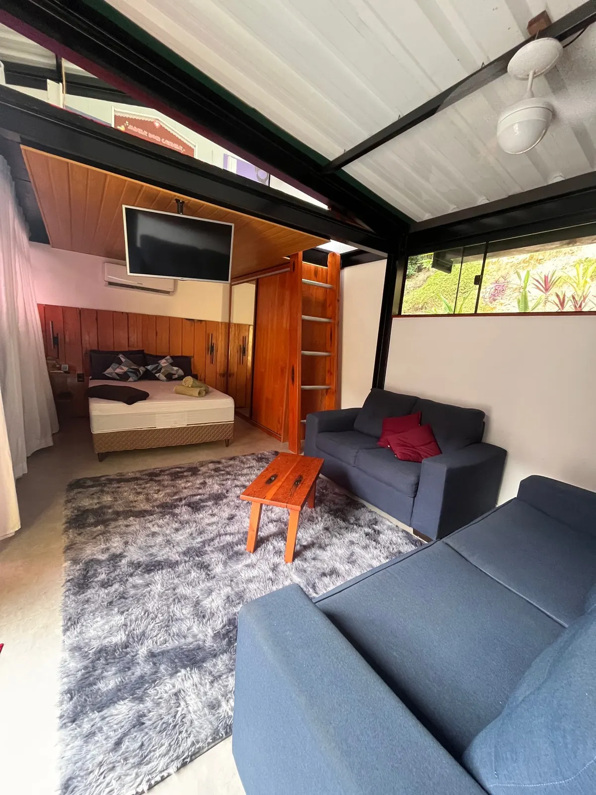 A sala, com sofás e TV