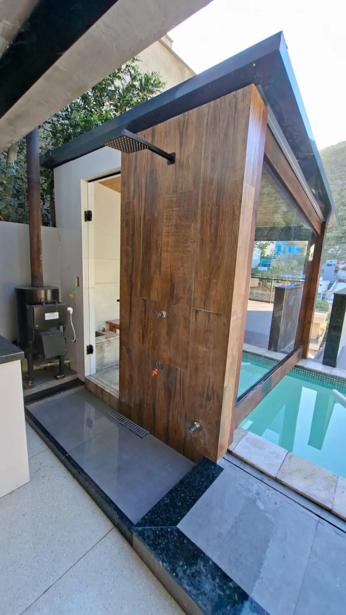 A sauna a lenha, junto da piscina